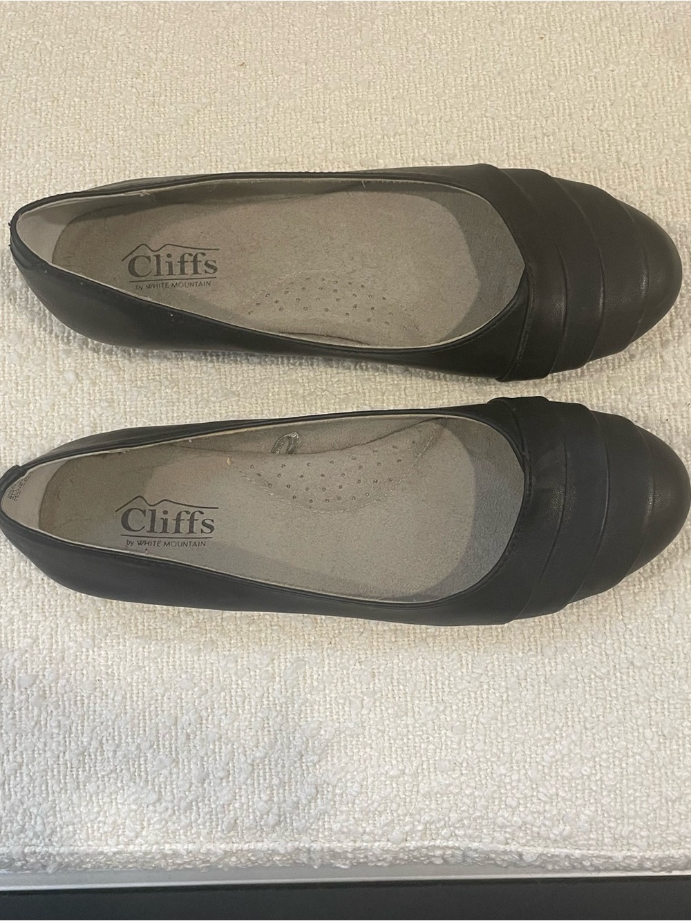 Cliffs by WHITE MOUNTAIN Black Rounded Toe Leather Flats